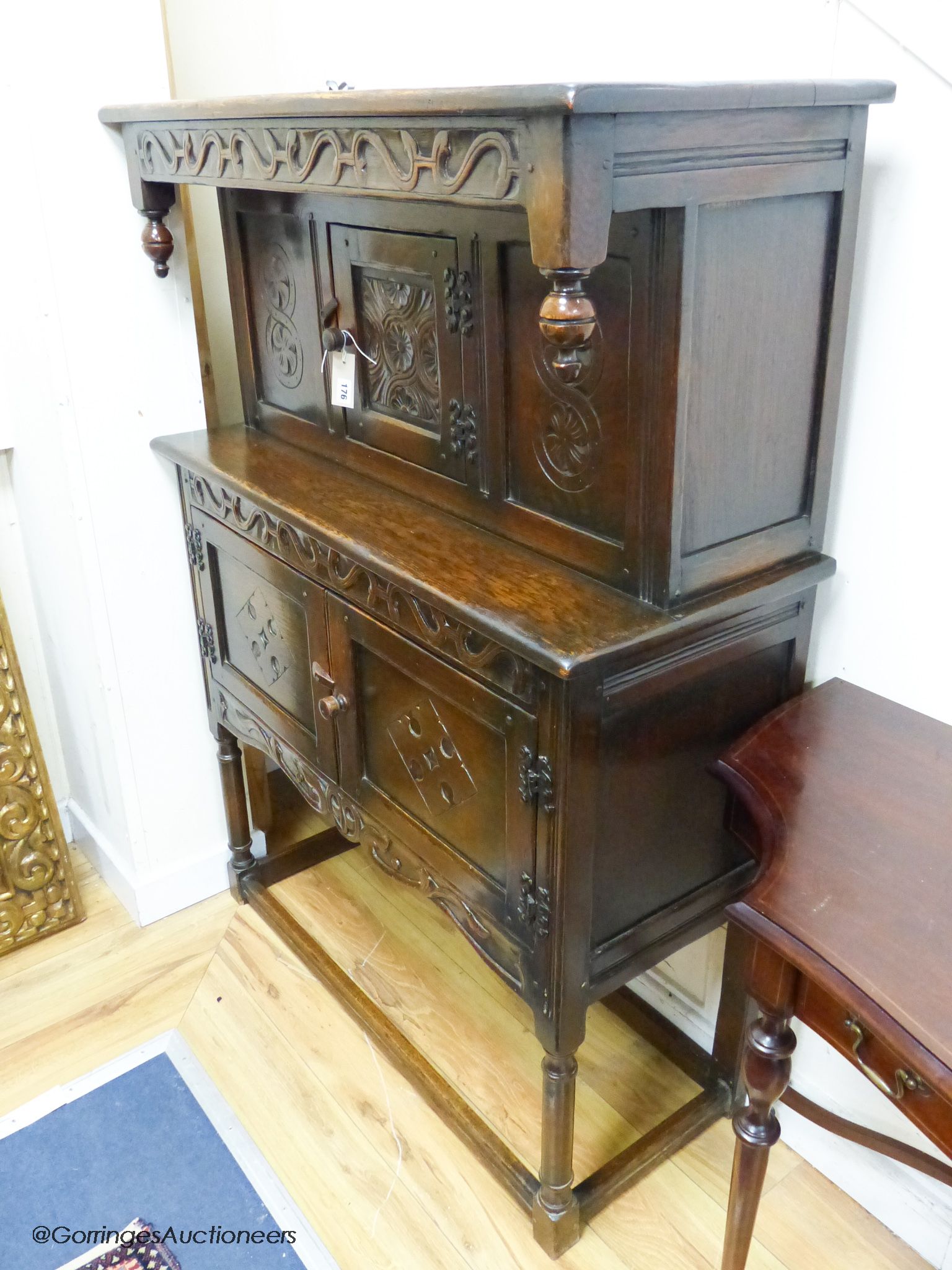 An oak court cupboard, 99 cm wide, 137 cm high, 40 cm deep